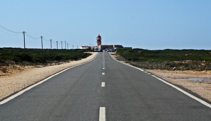 Faro del cabo San Vicente al final de la carretera. Carretera de acceso al faro. Sagres, Algarve,...