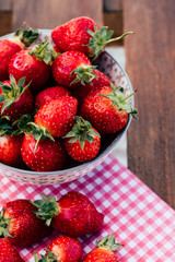 Fraises mûres dans un bol