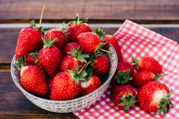 Fraises mûres dans un bol
