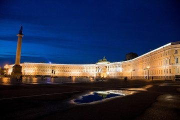 Fototapeta premium Reflection in a puddle after the rain of the General Headquarters on Palace Square in St. Petersburg at night