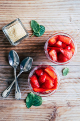 Salade de fruits frais - Fraises au sucre et à la menthe dans un pot en verre