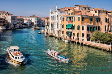 venedig, italien - schiffsverkahr auf dem canal grande