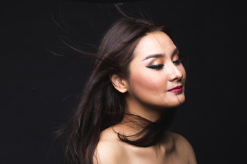 Fototapeta premium Portret młodej kobiety Azji z długimi włosami makijaż.