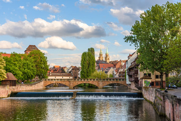 Fototapeta premium Nürnberg - Altstadt, Pegnitz mit Maxbrücke, Henkersteg und Lorenzkirche
