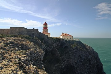 Fototapeta na wymiar El faro del cabo San Vicente en la costa suoeste de Portugal. El faro situado sobre el acantilado y el océano Atlántico al fondo.