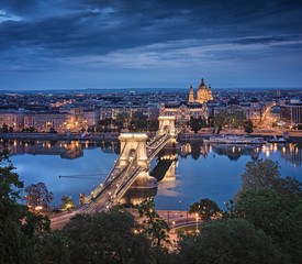 Fototapeta na wymiar The famous Chain Bridge in dusk