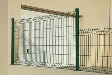 Clôture de panneaux grillagés  d'une entrée de garage
