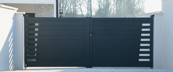Portail en aluminium d'une maison	