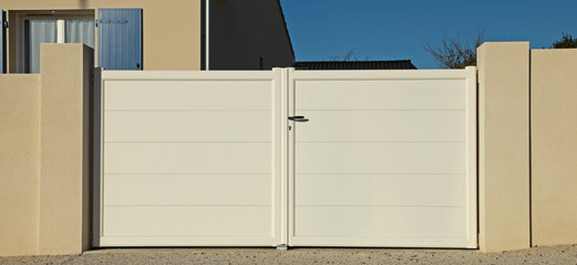 Portail en aluminium d'une maison	