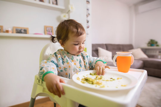 Ni&ntilde;a de 16 meses comiendo un plato de verdura y huevo