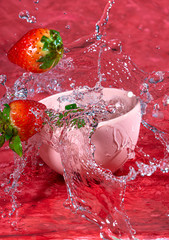 Fresas con bol de agua salpicando