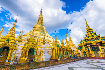 Fototapeta premium Shwedagon Pagoda in Yangon, Myanmar