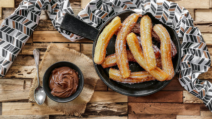 churros et chocolat chaud épais (sur fond bois)