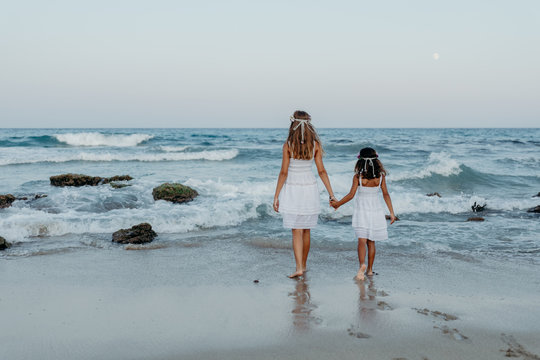 Ni&ntilde;a en la playa con vestido blanco