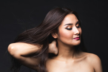 Fototapeta premium Portret młodej kobiety Azji z długimi włosami makijaż.