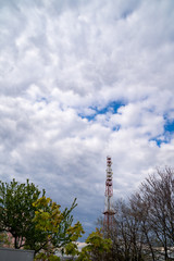 Obraz premium Telecommunication tower on cloud sky background