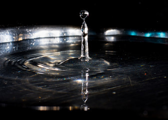 Gotas cayendo sobre el agua