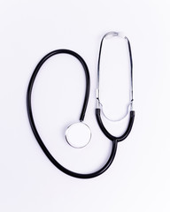 Fototapeta Stetoskop czarno srebrny medyczny na białym wyizolowanym tle. obraz