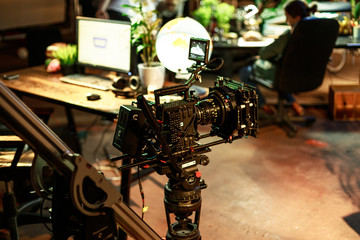 Profesjonalna kamera filmowa, plan video, studio filmowe oraz backstage.