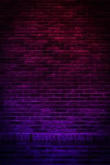 Foto op Aluminium Bakstenen muur Neonlicht op bakstenen muren die geen gepleisterde achtergrond en textuur zijn. Lichteffect rode en blauwe neon achtergrond verticaal van lege bakstenen kelder muur.