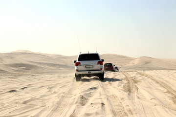 Fototapeta na wymiar désert du Qatar en véhicule tout-terrain (4*4)