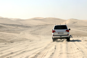 Plakat désert du Qatar en véhicule tout-terrain (4*4)