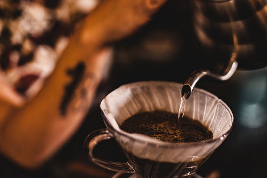 Passando caf&eacute; v60