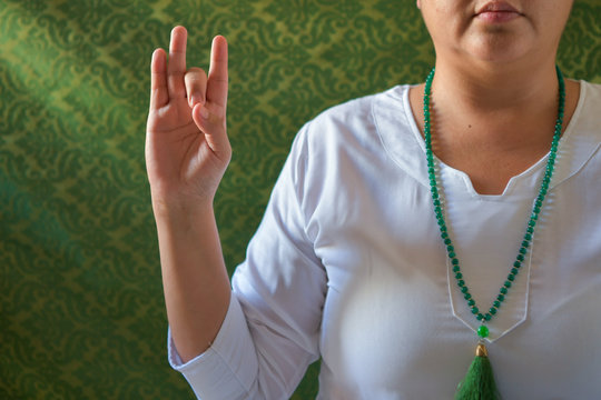 manos de mujer en posici&oacute;n mudra