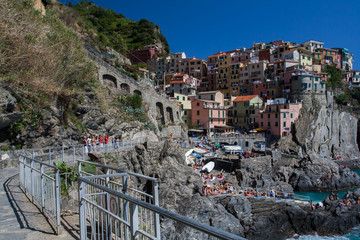 Fototapeta na wymiar Manarola, domy na skale - Cinque Terre, Liguria, Włochy