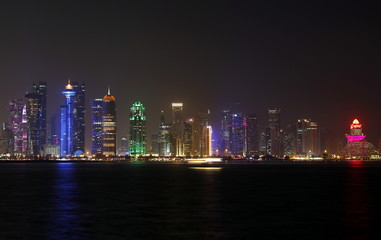 Obraz na płótnie Canvas Doha, capitale du Qatar, by night