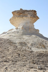 désert du Qatar et formation rocheuse
