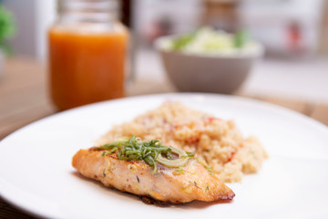 Salmão grelhado com cuzcuz marroquino e salada de folhas verdes