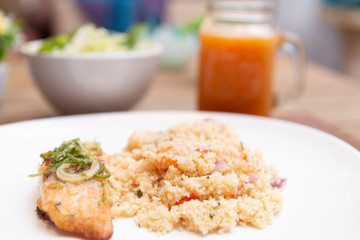 Salmão grelhado com cuzcuz marroquino e salada de folhas verdes