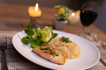 Salmão grelhado com cuzcuz marroquino e salada de folhas verdes