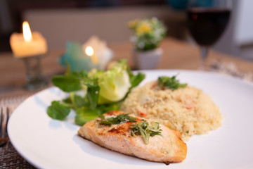 Salmão grelhado com cuzcuz marroquino e salada de folhas verdes