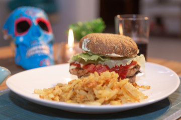 Fototapeta premium Hambúrguer - Cheese-salada - X-Salada com batatas fritas