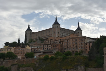Fototapeta na wymiar preciosa vista del alcazar de Toledo