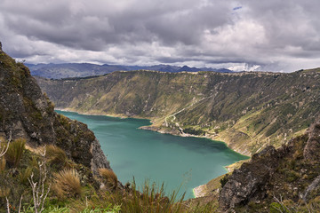 
You can find a beautiful emerald green lagoon, you can do various sports such as hiking around the volcano, boating or kayaking, and you can also see mammals such as deer, paramo wolves.