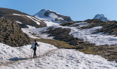 Fototapeta na wymiar Chica haciendo trekking en las montañas del pirineo
