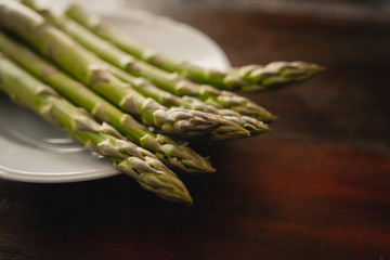 espárragos de cerca verdes sobre fondos de madera