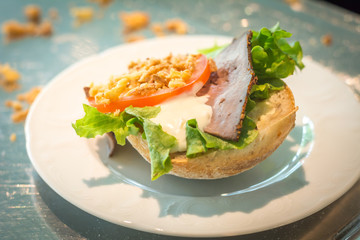 Tomato Roasted Onions Lettuce Beef Sandwiches Mayonnaise Buns Plate