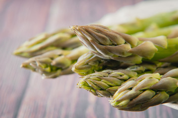 espárragos de cerca verdes sobre fondos de madera