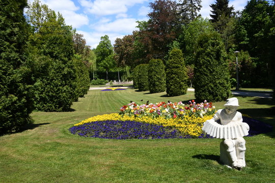 Zirndorf Park Stadtpark Zimmermannspark Stadt Wiese Rasen Blumen Bayern Quetschnm&auml;nnla Ziehharmonika Junge Skulptur Zirndorfer Tirolerjunge Figur Zimmermann Mittelfranken Ankerzentrum Stadtfest