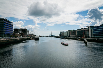 Rio liffey desde el puente Samuel Beckett.