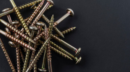 Tornillos  acomodados sobre una superficie de color negro
