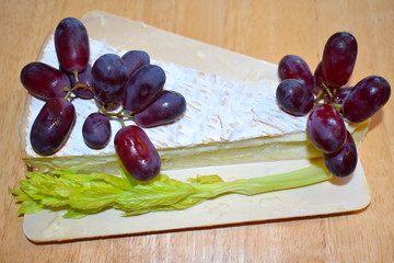 Soft white brie ripened cheese made from cow milk It has bloomy rind of white mould considered a delicacy. Originated in Seine-et-Marne France it is farmhouse lactose product with rich buttery flavour