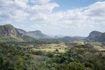 Fototapeta na wymiar vista de las montañas en el valle de viñales cuba