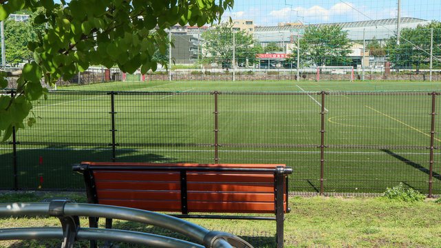 誰もいないサッカー場