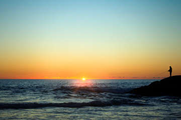 atardecer en el mar con un pescador