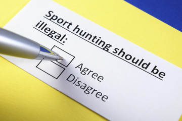 Obraz premium Sport hunting should be illegal: Agree or disagree?